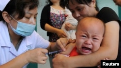 一名中国儿童在安徽合肥的一个保健中心打麻疹疫苗针。（资料照片）