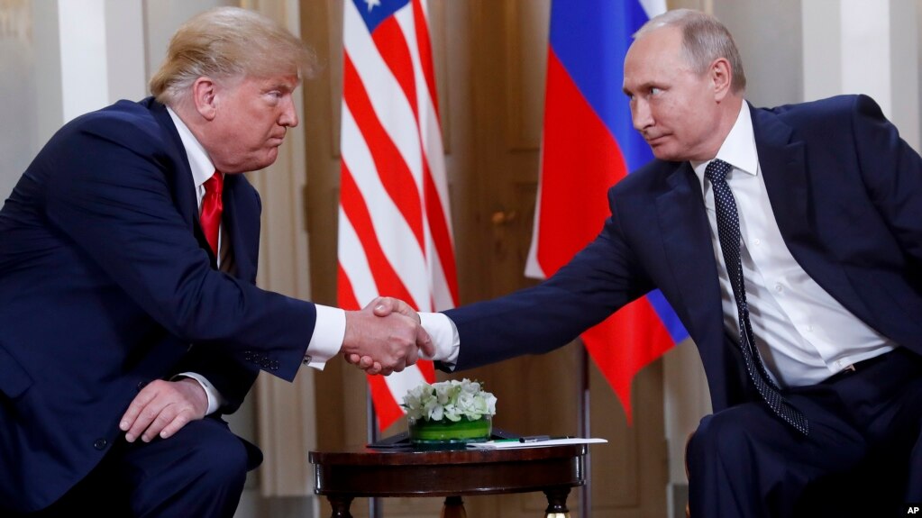Президенты Дональд Трамп и Владимир Путин на встрече в июле этого года