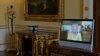 La reina Isabel de Inglaterra aparece en una pantalla a través de un enlace de video desde el castillo de Windsor, durante una audiencia virtual para recibir al embajador de la República de Corea, Gunn Kim, en el Palacio de Buckingham, Londres, el 26 de octubre de 2021.