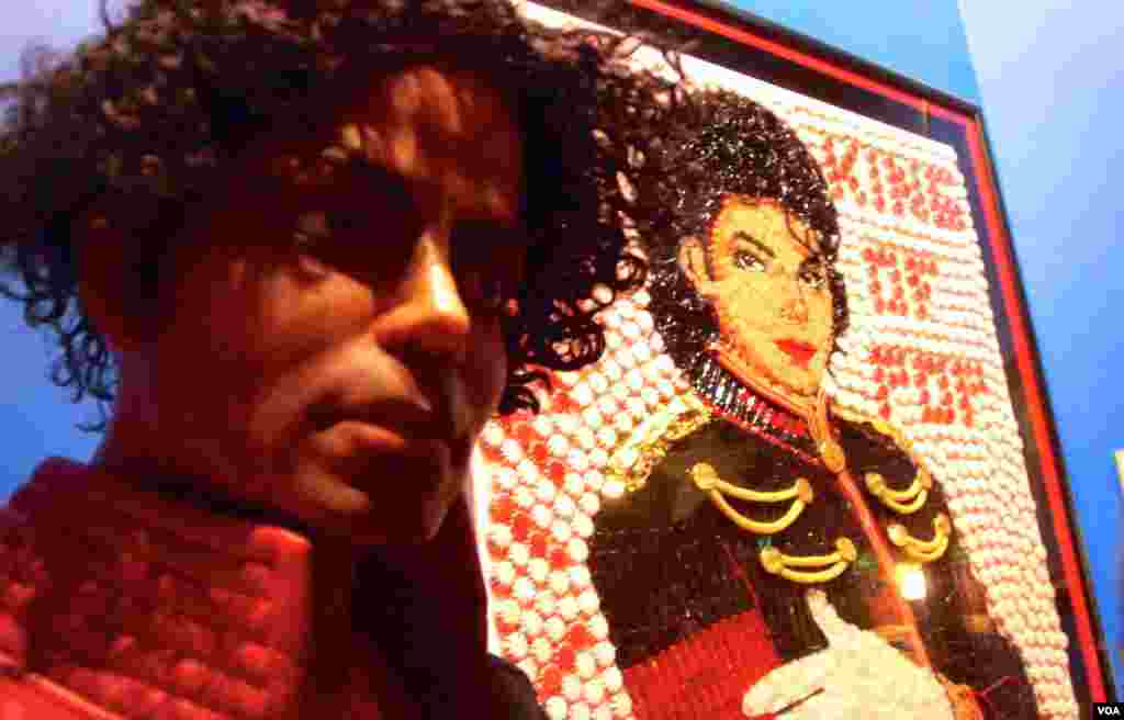 迈克尔·杰克逊的蜡像和糖果拼图（美国之音记者国符拍摄）