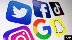 Logo perusahaan teknologi dan layanan Internet multinasional Amerika, Google (tengah), media sosial online Amerika dan layanan jejaring sosial, 21 Oktober 2020. (Foto: AFP)