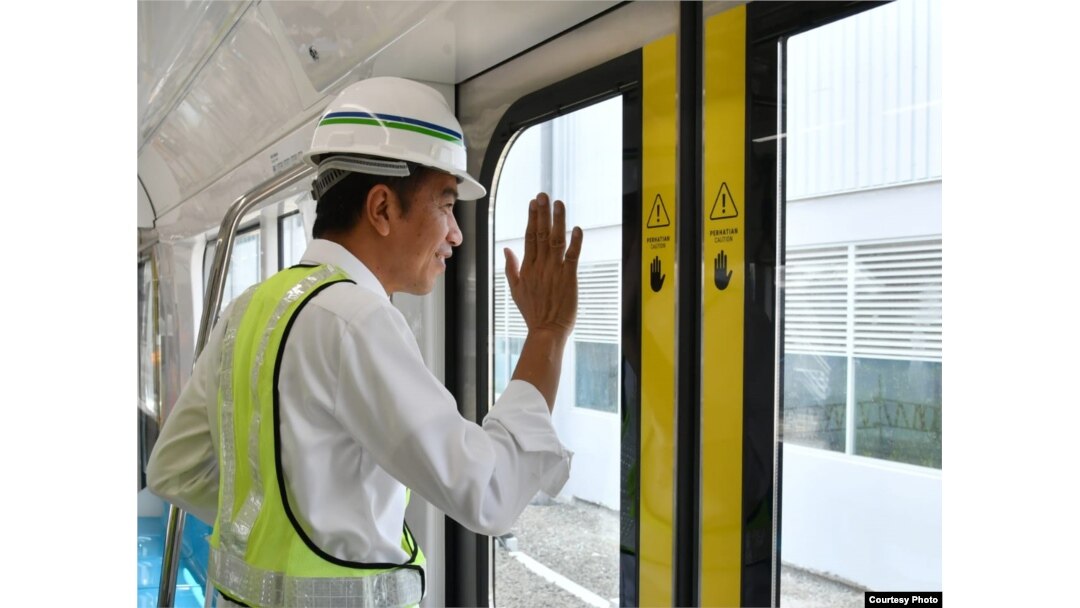 Presiden Joko Widodo mencoba langsung kereta api cepat dari stasiun Bunderan HI hingga Lebak Bulus, Jakarta, 6 November 2018. (Foto courtesy : Setpres RI)