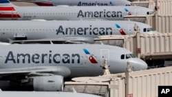 Beberapa pesawat milik maskapai penerbangan American Airlines 'diistirahatkan' di Bandara Internasional Sky Harbor di Phoenix, Arizona, akibat pandemi corona, 25 Maret 2020. (Foto: dok).
