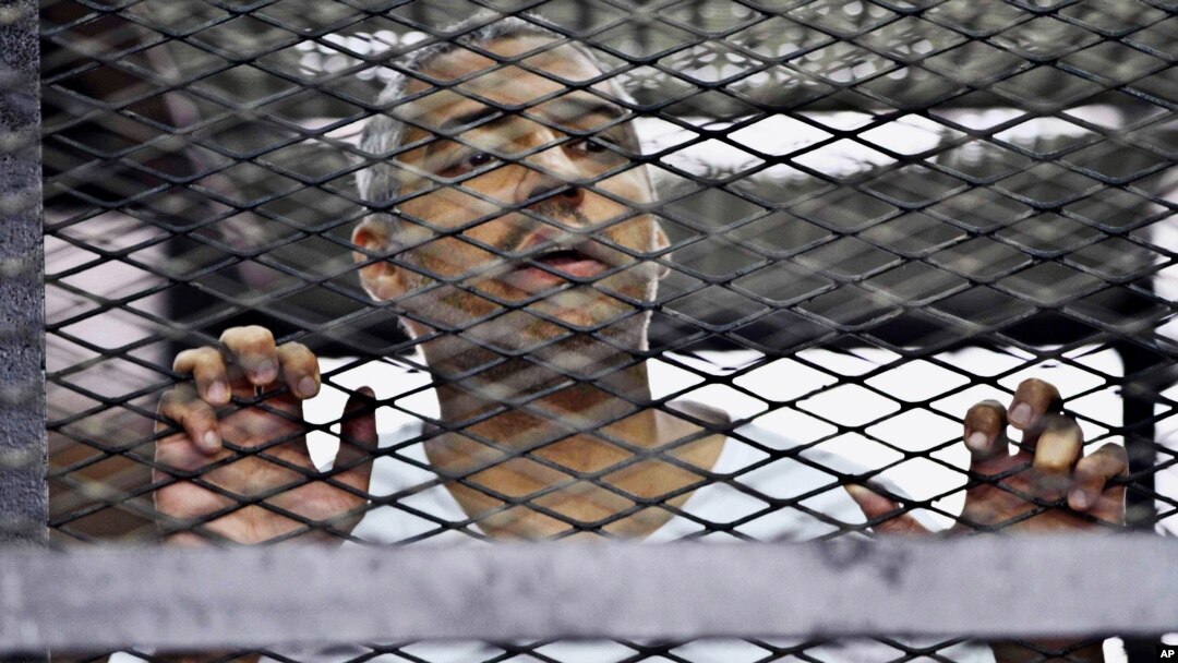 Mohammed Fahmy, penjabat kepala biro stasiun televisi Al-Jazeera, tampil dalam sidang di pengadilan Kairo, Juni 2014.
