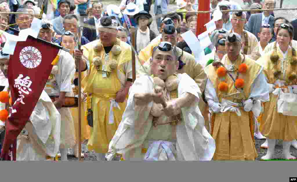 Para biksu Buddha Jepang mengadakan upacara pembukaan musim pendakian resmi Gunung Fuji di kuil Murayama Sengen di Fujinomiya, Shizuoka.