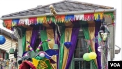 This house in New Orleans is among the thousands decorated as a parade float, after the annual Mardi Gras parades in the city were canceled because of the coronavirus pandemic. (Matt Haines/VOA)