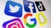 Logo perusahaan teknologi dan layanan Internet multinasional Amerika, Google (tengah), media sosial online Amerika dan layanan jejaring sosial, 21 Oktober 2020. (Foto: AFP)