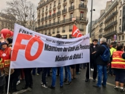 Members of the Force Ouvriere union, among those fighting the government's proposed pension overhaul, Jan. 9,2020. (Lisa Bryant/VOA)