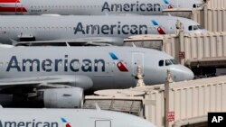 Pesawat-pesawat maskapai American Airlines di bandara Sky Harbor International di kota Phoenix, Arizona (foto: dok).