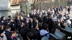 美联社在伊朗境外获得的，有人（并非美联社雇员）拍摄的照片显示，在伊朗德黑兰，2017年12月30日，防暴警察阻止大学生加入示威而抗议伊朗经济疲弱。