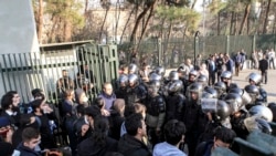 ဆန္ဒပြမှုများအတွင်း လူ၁၀ဦးသေဆုံးဟု အီရန်ရုပ်သံကြေညာ