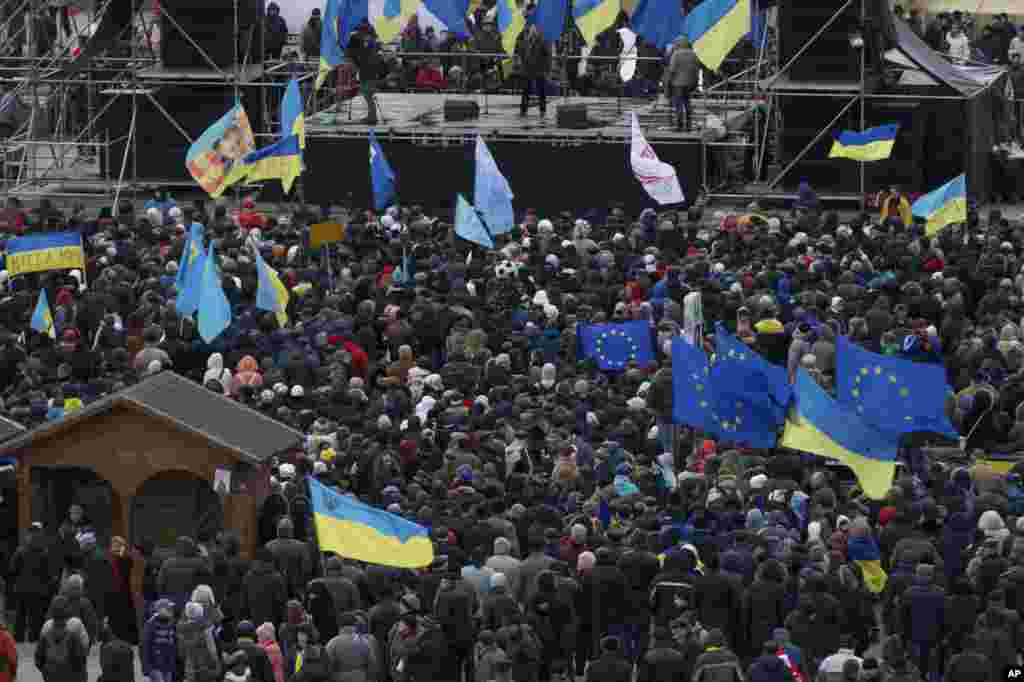 Người biểu tình vẫy cờ tại Quảng trường Độc lập ở Kiev, ngày 2/12/2013.