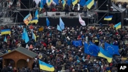 Yüz minlərlə insan Viktor Yanukoviçin istefasını tələb edir