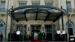 Presidentes de los países del Mercosur frente a la sede del bloque comercial en Montevideo, Uruguay. Foto de archvio, 18 de diciembre, de 2007.