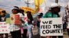 Inmigrantes y otras organizaciones protestan contra las leyes del gobernador Ron DeSantis en Immokalee, Florida, el 1 de junio de 2023.