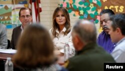 La première dame américaine Melania Trump et le secrétaire américain à la Santé et aux Services humains Alex Azar participent à une table ronde organisée par les Services sociaux luthériens du Sud "Upbring New Hope Children's Center", près de la frontière américano-mexicaine au Texas, le 21 juin 2018.