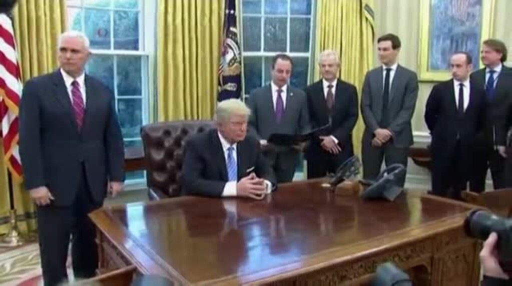 Трамп потпиша три извршни наредби, eдна од нив е повлекување на САД од Транс-пацифичкиот трговски договор