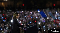 Demokratska kandidatkinja za predsednika i aktuelna potpredsednica SAD Kamala Haris tokom govora na Nacionalnom molu, 29. oktobra u Vašingtonu (Foto: Reuters/Leah Millis)