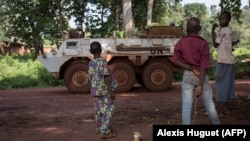 Des enfants observent un véhicule de Casques bleus marocains, à Bangassou, en Centrafrique le 14 août 2017.