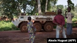 Des enfants observent le véhicule des casques bleus marocains, Bangassou, le 14 août 2017.