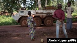 Des enfants observent un véhicule des Casques bleus marocains, à Bangassou en Centrafrique le 14 août 2017.