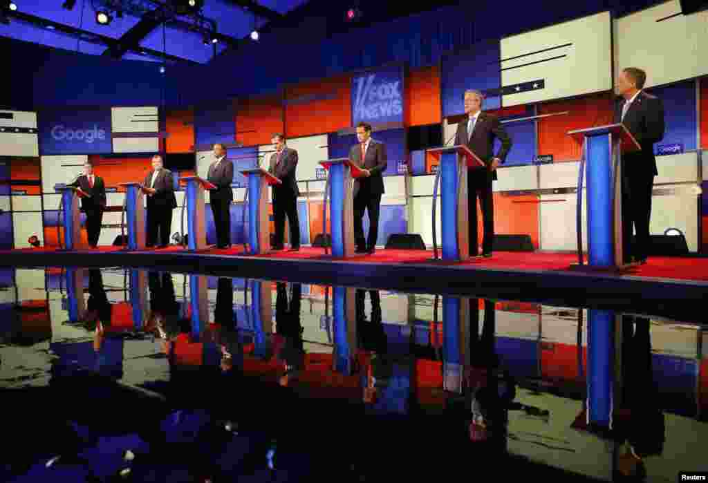Saylov-2016, partiyaviy saylovlar boshlanishi oldidan so'nggi debat: AQShda prezidentlikka nomzod respublikachilar - chapdan, Rend Pol, Kris Kristi, Ben Karson, Ted Cruz, Marko Rubio, Jeb Bush va Jon Keysik. Reytinglarda oldinda ketayotgan Donald Tramp debatda qatnashmadi.