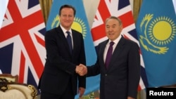 Britaniya Bosh vaziri Deyvid Kameron (chapda) va Qozog'iston prezidenti Nursulton Nazarboyev Astanada o'tgan uchrashuv chog'ida, 1-iyul, 2013-yil.