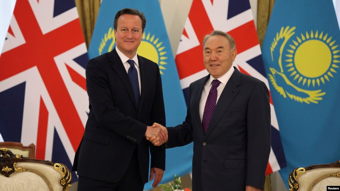 Britaniya Bosh vaziri Deyvid Kameron (chapda) va Qozog'iston prezidenti Nursulton Nazarboyev Astanada o'tgan uchrashuv chog'ida, 1-iyul, 2013-yil.
