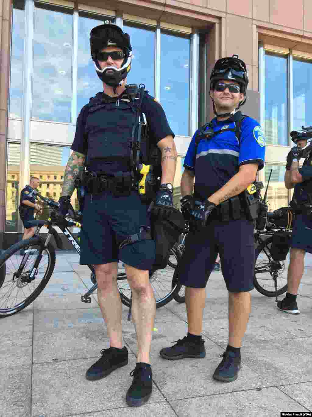 Des policiers patrouillent en vélo en nombre dans les rues de pour assurer la sécurité de la convention républicaine, Cleveland, le 18 juillet 2016 (VOA/Nicolas Pinault)
