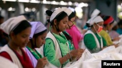 Phụ nữ Bangladesh làm việc tại xưởng may Goldtex trong Khu chế xuất Dhaka tại Savar.