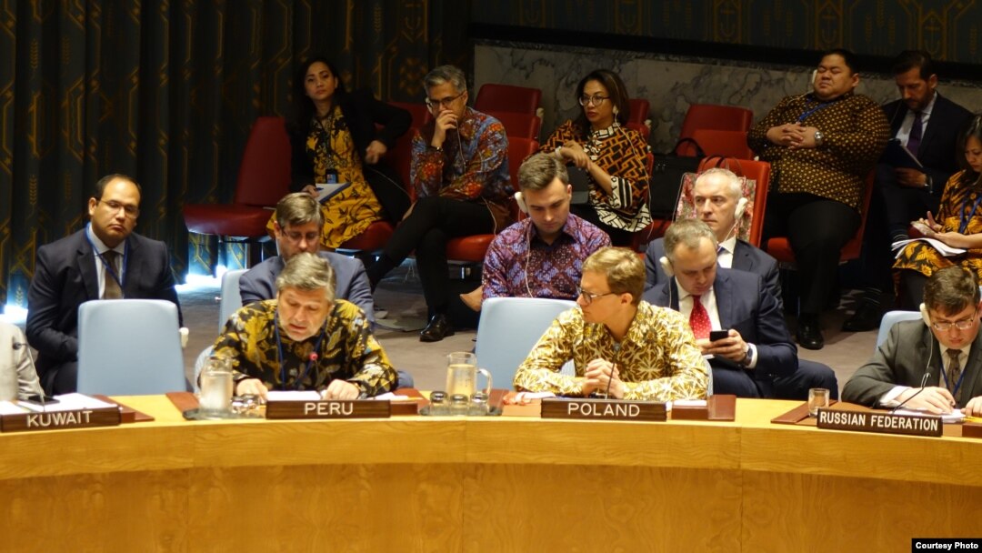 Para diplomat negara-negara anggota Dewan Keamanan PBB mengenakan batik pada Sidang DK yang dipimpin oleh Indonesia hari Selasa 7/5 di New York (Foto: Courtesy).