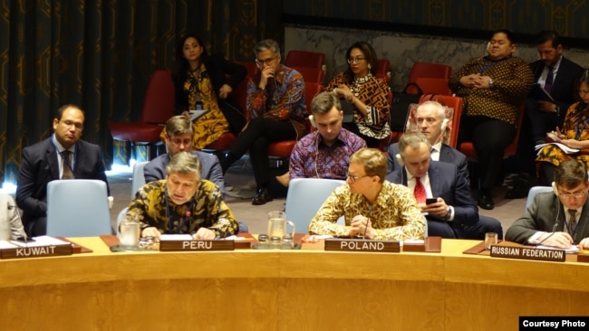 Para diplomat negara-negara anggota Dewan Keamanan PBB mengenakan batik pada Sidang DK yang dipimpin oleh Indonesia hari Selasa 7/5 di New York (Foto: Courtesy).