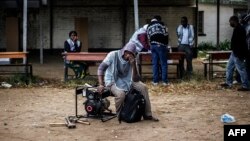 Un homme assis sur un groupe électrogène, à Blantyre, 20 mai 2014.