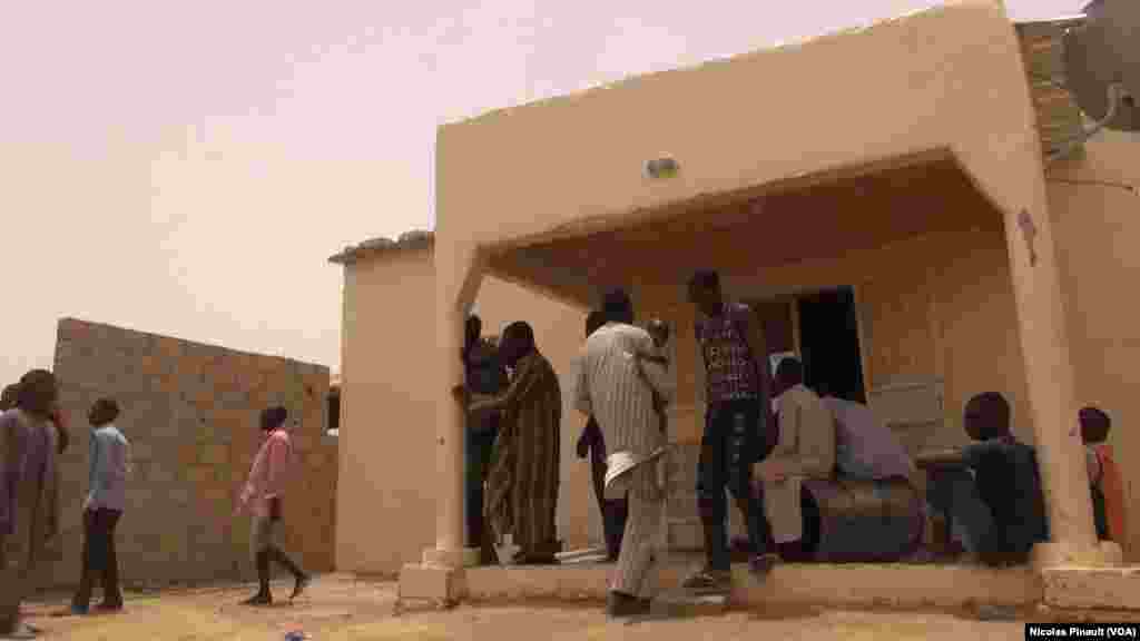 Wasu mayakan&nbsp; Boko Haram da suka tuba a cikin gidan da suke a Diffa, Nijar, ranar 17 ga watan Afirilu 2017 (VOA/Nicolas Pinault)