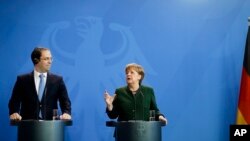 La chancelière allemande Angela Merkel et le Premier ministre tunisien Youssef Chahed lors d'une conférence de presse après leurs entretiens à la Chancellerie fédérale allemande à Berlin, le 14 février 2017