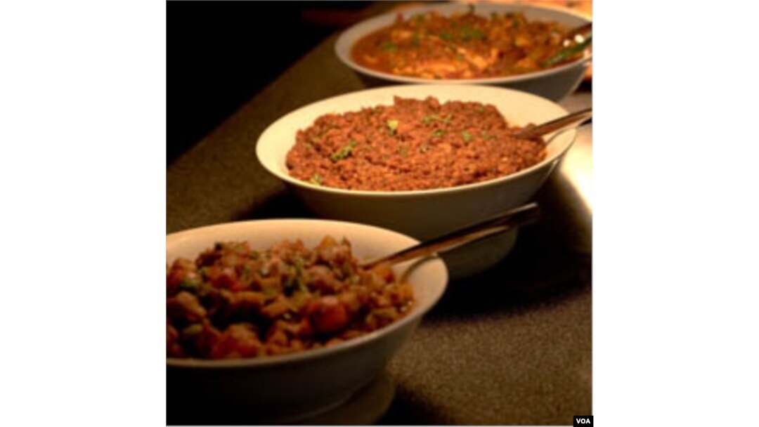 Masakan India seperti ini menjadi salah satu jamuan berbuka puasa bagi jamaah masjid.