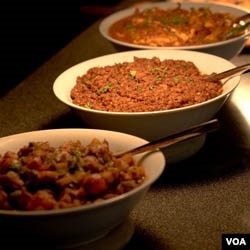 Masakan India seperti ini menjadi salah satu jamuan berbuka puasa bagi jamaah masjid.