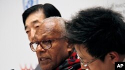 國際紅十字會和太平洋辦公室主任巴爾佩(中)對傳媒講解災後救援工作