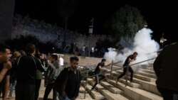 Warga Palestina berlarian saat polisi Israel menembakkan granat kejut untuk membubarkan demonstran di Gerbang Damaskus, komplek masjid Al-Aqsa, Yerusalem timur (7/5).