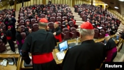 El cardenal canadiense, Thomas Christopher Collins saluda a los medios al finalizar la primera reunión en el Vaticano. Hay llegado en total 103 cardenales de los 115 que participarán en el Cónclave.