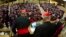El cardenal canadiense, Thomas Christopher Collins saluda a los medios al finalizar la primera reunión en el Vaticano. Hay llegado en total 103 cardenales de los 115 que participarán en el Cónclave.