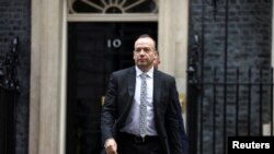 Chris Heaton-Harris, secretario de estado para Irlanda del Norte, sale de una reunión de gobierno, la primera celebrada por el nuevo primer ministro, Rishi Sunak, en Londres, el miércoles 26 de octubre de 2022. 