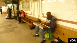 Nhạc sĩ đường phố Christopher Campbell tại một trạm xe điện ngầm ở New York. (VOA/A. Phillips)