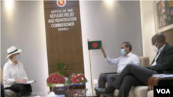 Bhasan Char စခန္းမွာ ဒုကၡသည္ေတြနဲ႔ ေတြ႕ဆံုတဲ့UNHCR အရာရွိႀကီး ၂ ဦး
Photo: Muaazzem Hossain Shakil/VOA
