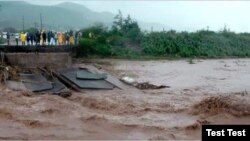 Foto ki montre pon Ladig lan ki tonbe anba inondasyon rivyè Tigwav la 