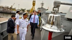 Chỉ huy tàu khu trục INS Sahyadri của Hải quân Ấn Độ hướng dẫn Bộ trưởng Quốc phòng Mỹ tham quan tàu khu trục INS Sahyadri tại Vizag. (Ảnh: Glenn Fawcett/Bộ Quốc phòng Hoa Kỳ).