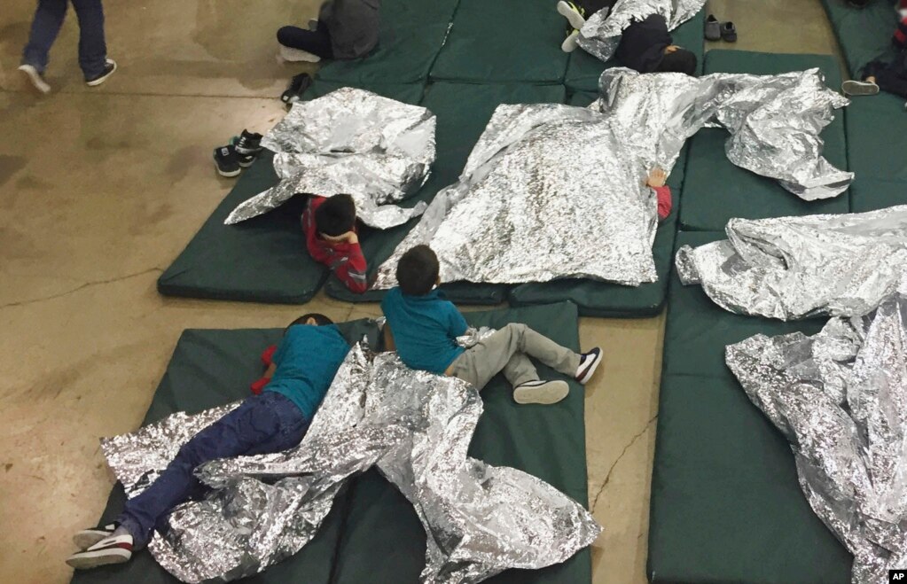 부모와 함께 미국과 멕시코 국경을 통해 미국으로 밀입국하다 적발된 어린이들이 텍사스주 매캘런의 한 수용시설에서 부모와 격리된 채 콘크리트 바닥에 매트리스를 깔고 누워 있다.