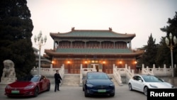 На фото: автівки Теsla у Пекіні, 2018-й рік