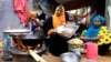 Une Somalienne et ses enfants préparent leur repas Iftar pendant le mois de Ramadan au camp de fortune de Shabelle dans le district de Hodan à Mogadiscio, en Somalie, le 24 avril 2020.