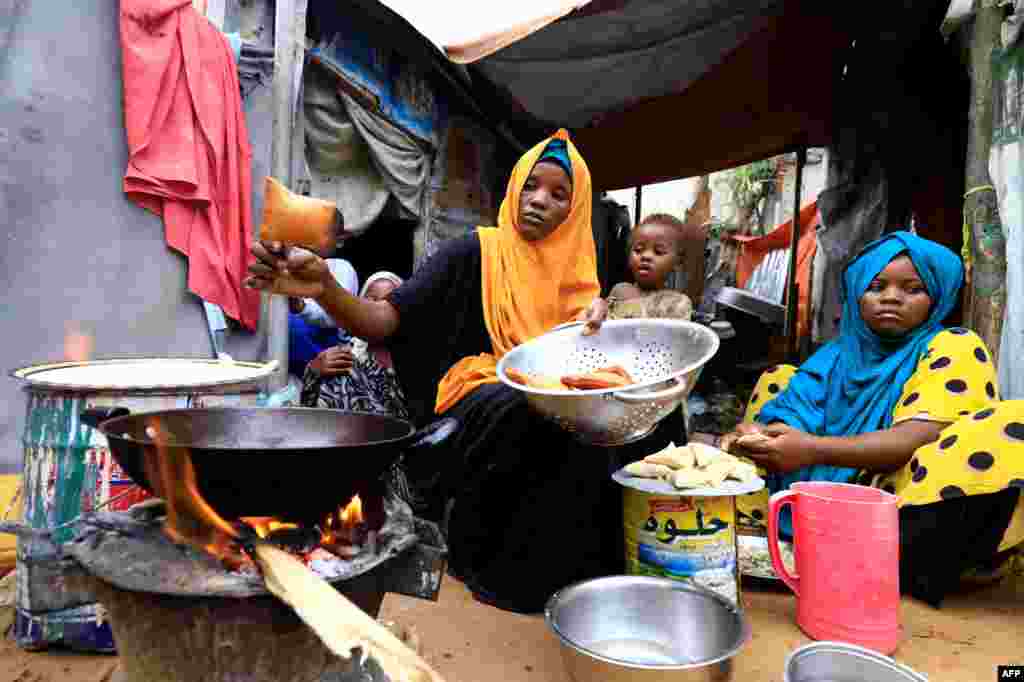 صومالیہ میں بے گھر افراد کی بڑی تعداد موجود ہے۔ جنہیں ماہ رمضان میں افطار اور سحری میں بیک وقت کئی مسائل کا سامنا کرنا پڑ رہا ہے۔